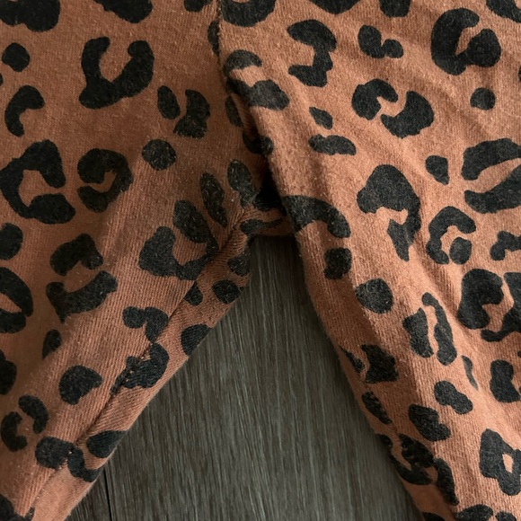 WILD FABLE Women’s High Waisted Classic Leggings in Leopard Print. - Picture 5 of 6